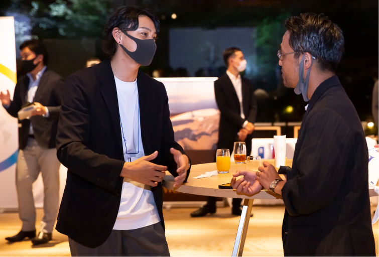 男性が話している様子